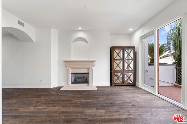 Photo - 137 S Spalding Dr Unit 304