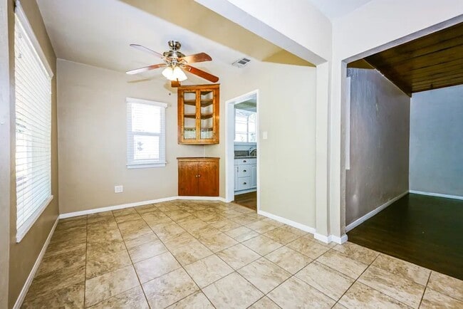 Photo - 3505 Division St