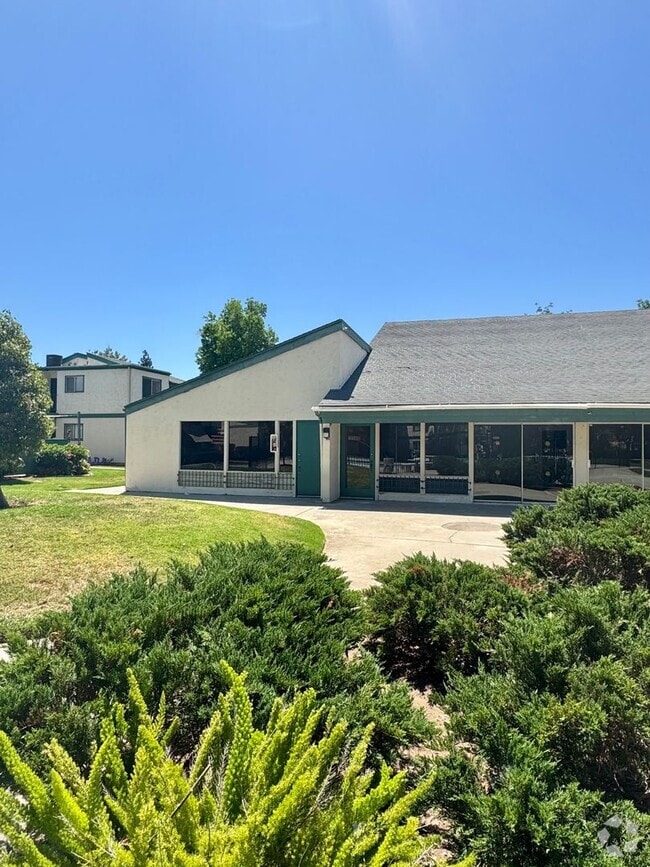 Building Photo - Spacious Upstairs 2-Bedroom, 1.5 Bath Cond... Rental