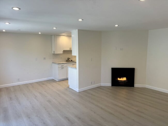 Photo - Bright and breezy, updated 2+2 condo in Playa Del Rey, fireplace, pool Unit 40