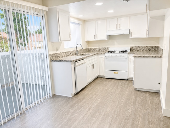Building Photo - Beautiful 3 Bedroom Apartment In Placentia Unit 142