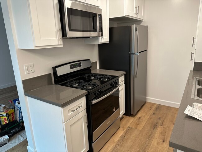 Kitchen: Stove, Refrigerator, Microwave/Hood - 1328 Barry Ave
