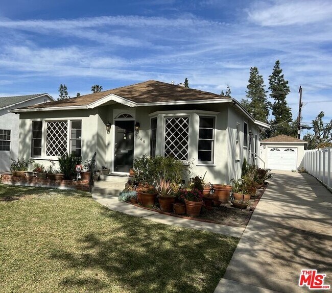 Photo - 5048 Enfield Ave
