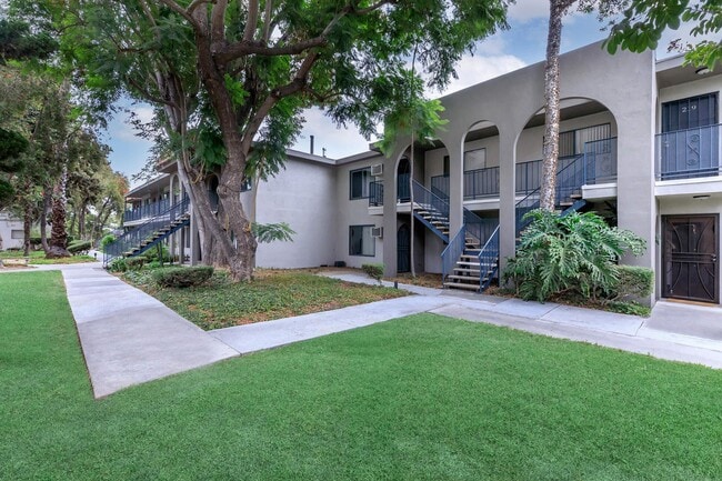 1st COURTYARD - Vio Cerritos