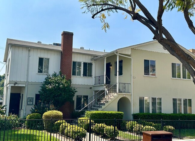 Building Photo - TRIPLEX Unit 8254 Norton Ave.