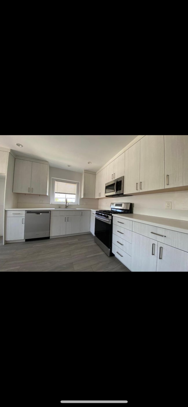 Building Photo - 1608 W Burbank Blvd Unit a