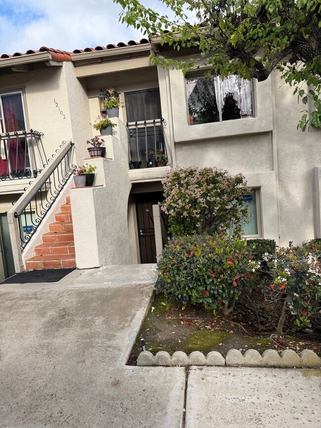 Building Photo - Classic 3Br/2Ba Bottom Level Condo in Campana Villas W/ Golf Course View