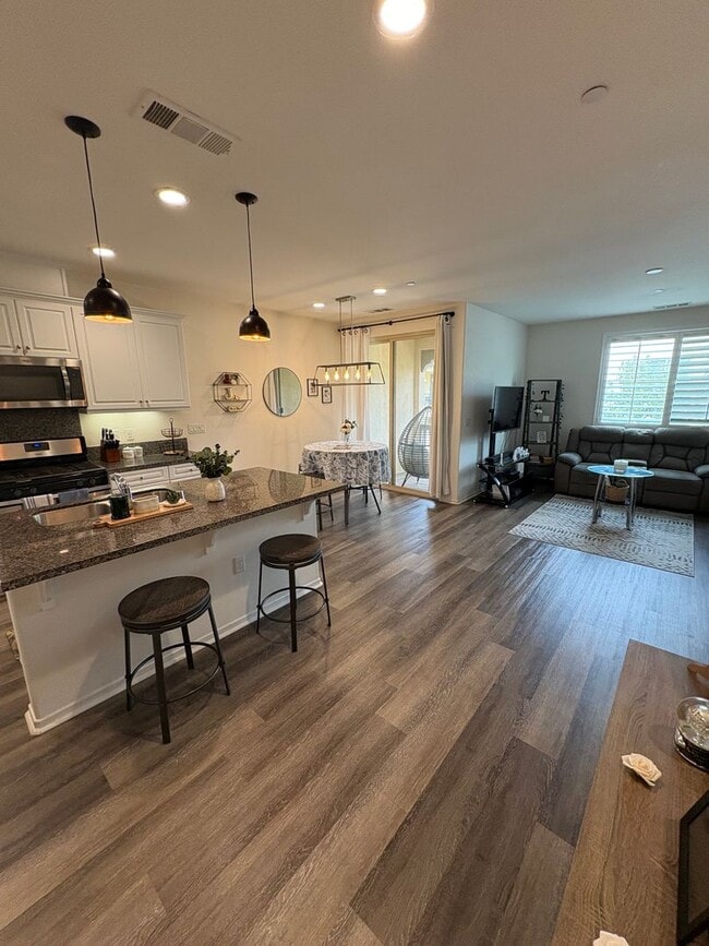 Building Photo - Beautifully Upgraded 2 Bedroom, 2-Bathroom Condo--Ontario