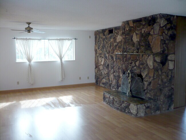 Photo - 4 Bed, 2.5 Bath House w/2-Car Garage & Pool