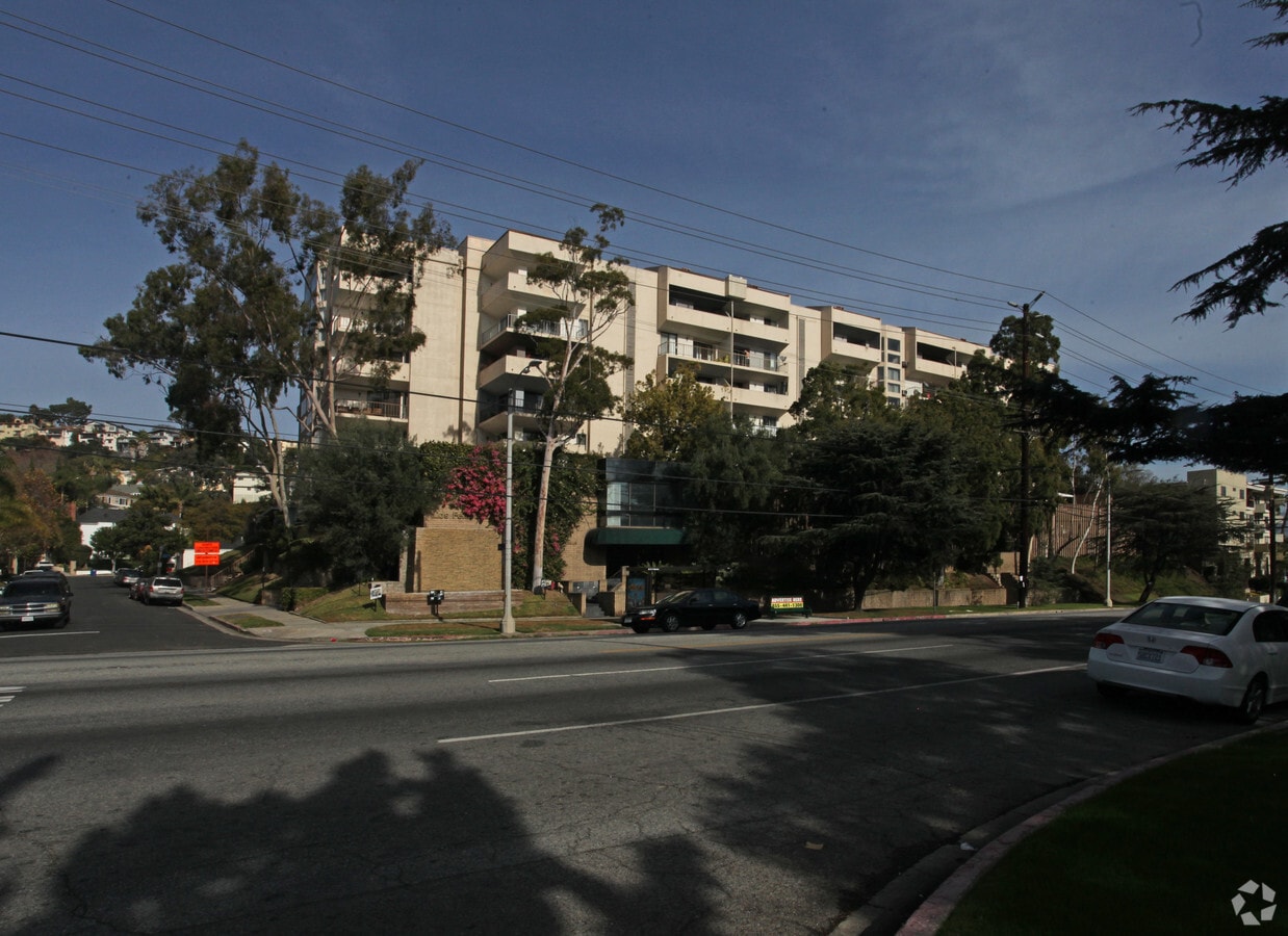 Los Feliz Plaza - Los Feliz Plaza