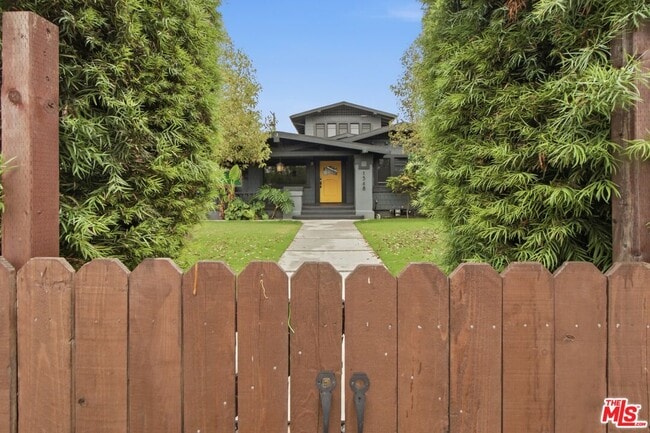 Building Photo - 1548 W 48th St