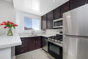 1BR, 1BA - 825SF - Kitchen - 10401 Wilshire