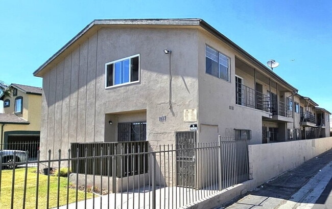 Building Photo - 1017 W 95th St Unit 3