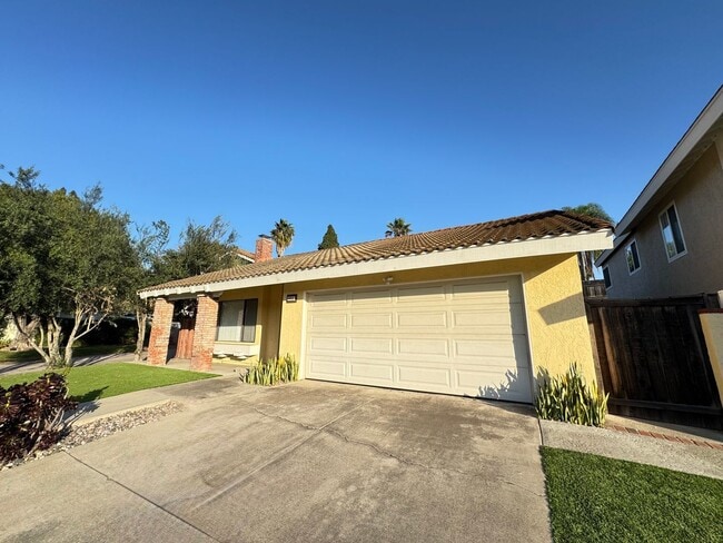 Photo - Beautifully Maintained 4Bd/2Ba Home w/Large Back Yard and Fruit Trees!