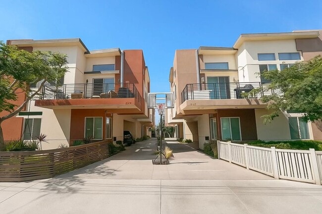 Rare 4-Bedroom Find in Redondo Beach - Rare 4-Bedroom Find in Redondo Beach House