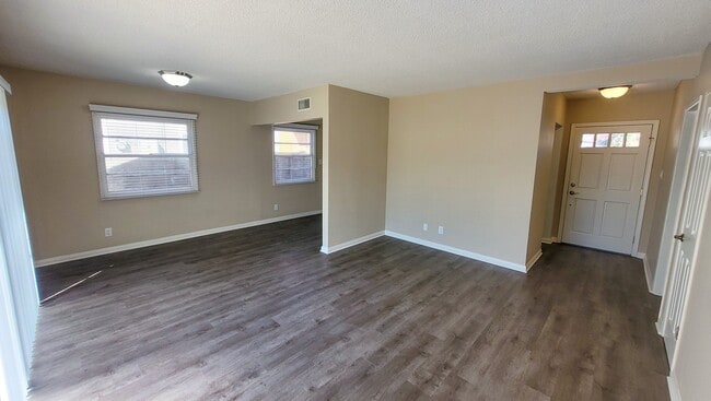 Building Photo - 3 Bed 2 Bath House Right Next To Disneylan...