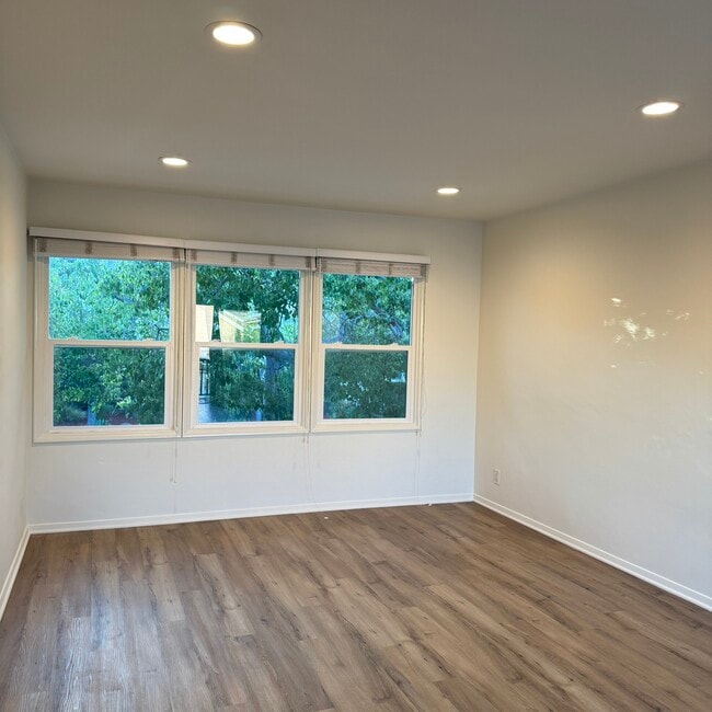 Living room - 2132 Montana Ave Unit D