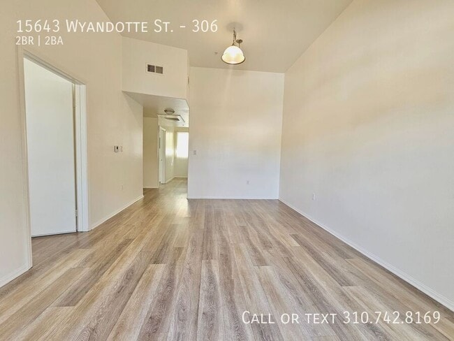 Photo - 15643 Wyandotte St Unit 306