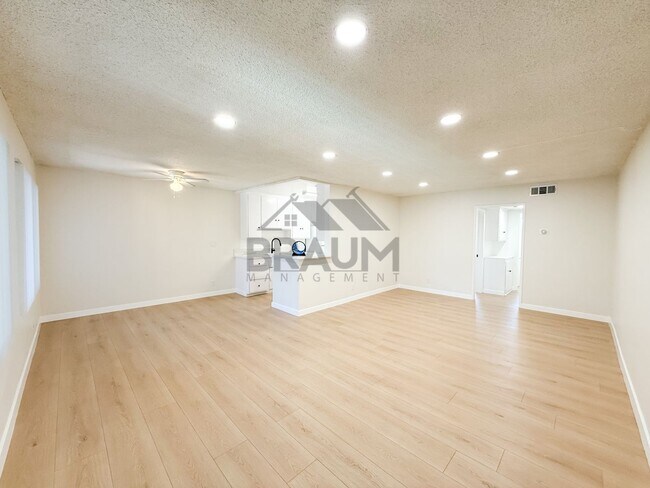 Photo - 6041 Whitsett Ave Unit 204