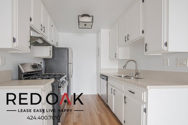 Building Photo - 11817 Victory Blvd Unit 213