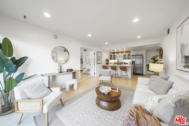 Building Photo - 2700 Cahuenga Blvd Unit 4121
