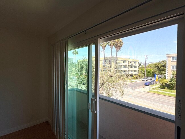 Balcony with city views - 2445 S Barrington Ave