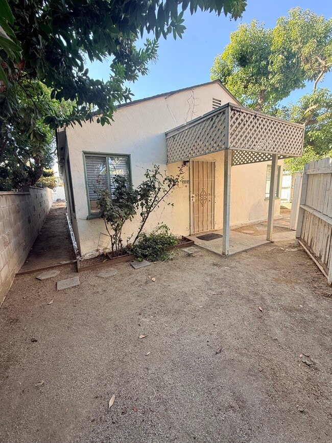 Building Photo - 333 E Providencia Ave Unit 333 1.2