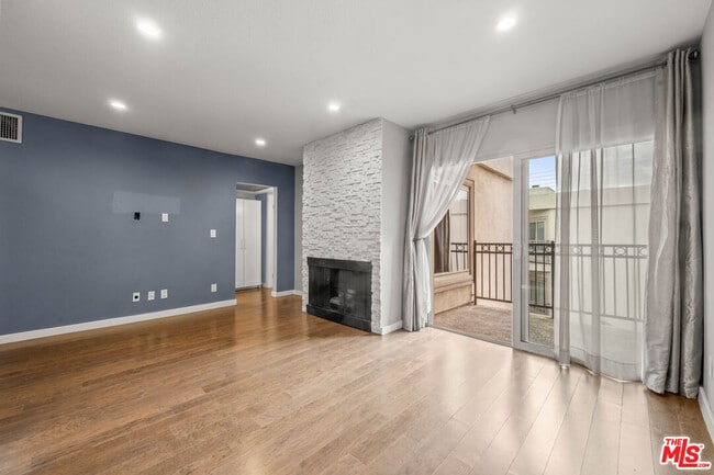 Building Photo - 141 S Clark Dr Unit 412