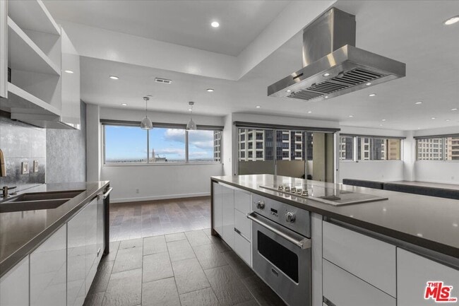 Building Photo - 10701 Wilshire Blvd Unit 804