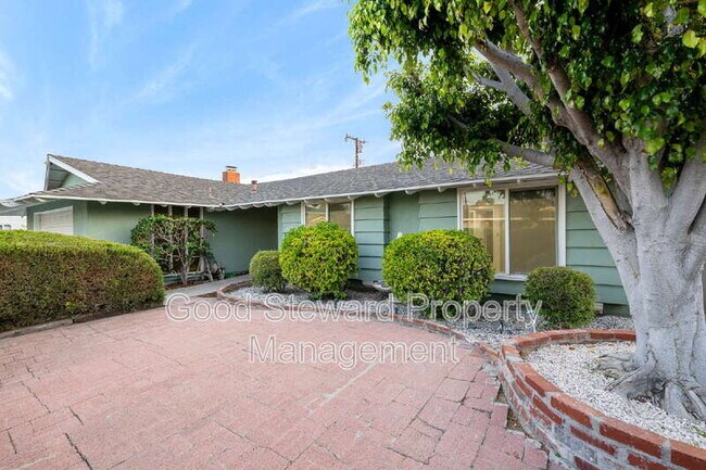 Photo - 5111 Roxborough Dr House