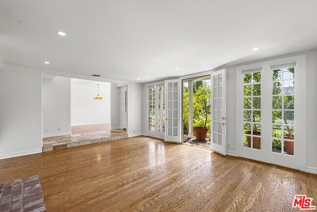 Photo - 18339 Linnet St