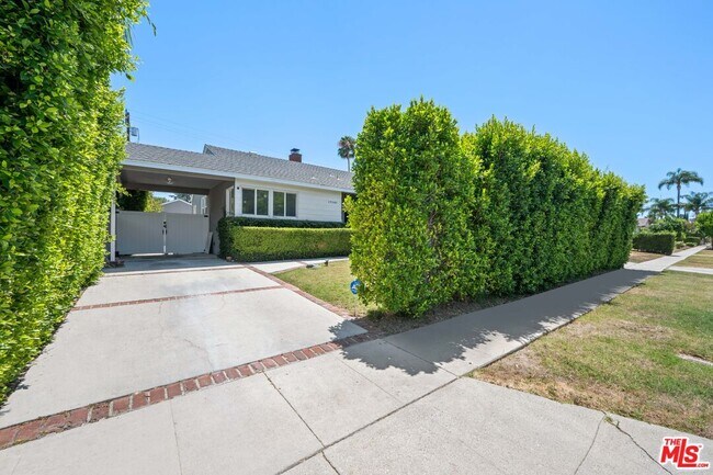 Photo - 19540 Gilmore St
