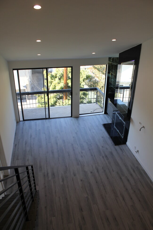 Building Photo - 723 Westmount Dr Unit 303