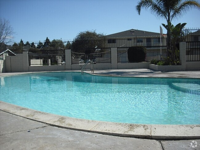 Building Photo - Must See 2 Br Townhouse with Marina Views
