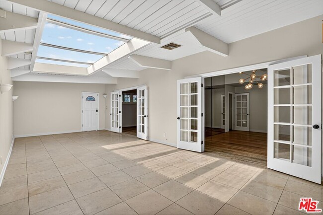 Photo - 2042 Linda Flora Dr