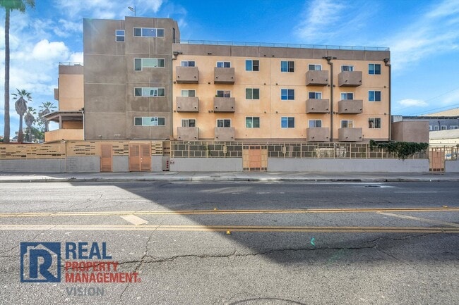 Westlake Park Square Apartments (2000 W 3r... - Westlake Park Square Apartments (2000 W 3r...