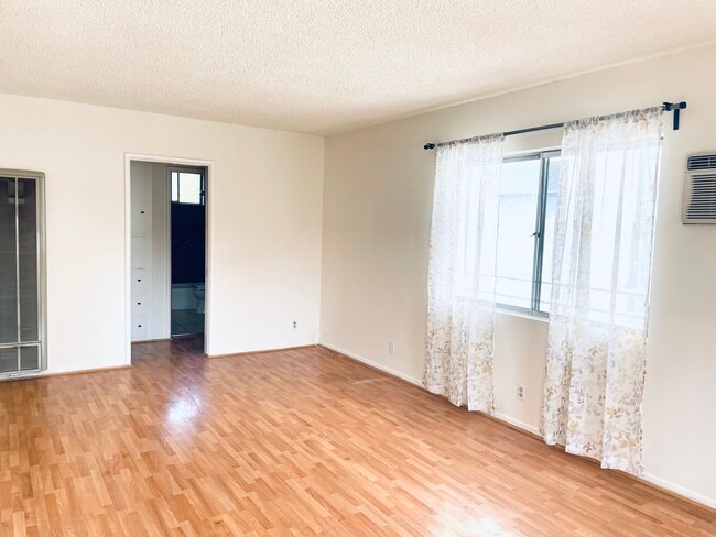 Living Room - 219 N Buena Vista St Unit B