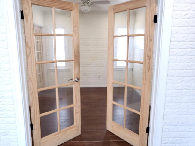 Photo - 2640 1/4 S Manhattan Pl