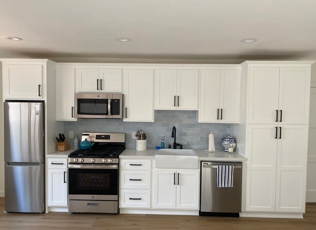 Custom Kitchen - 216 44th St Apartments Unit 218