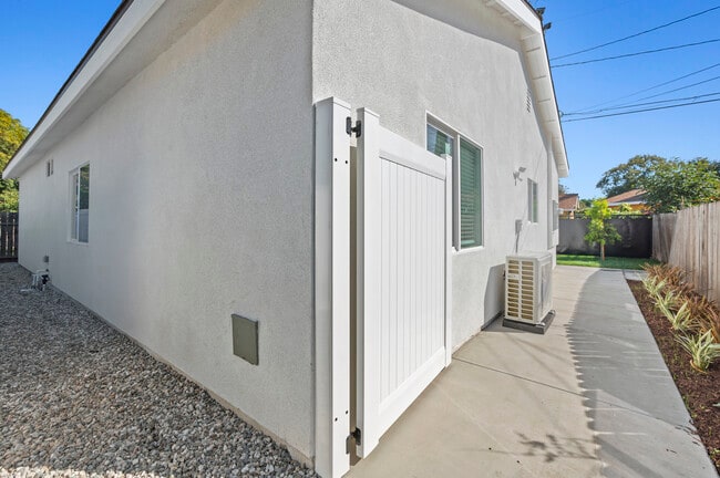 Building Photo - 128 S Citrus Ave