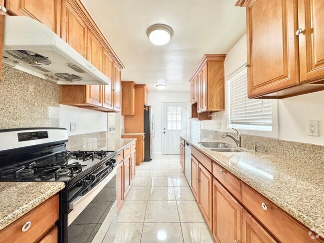 Building Photo - Beautiful 3Bd/1.5Ba Available In Santa Ana Rental