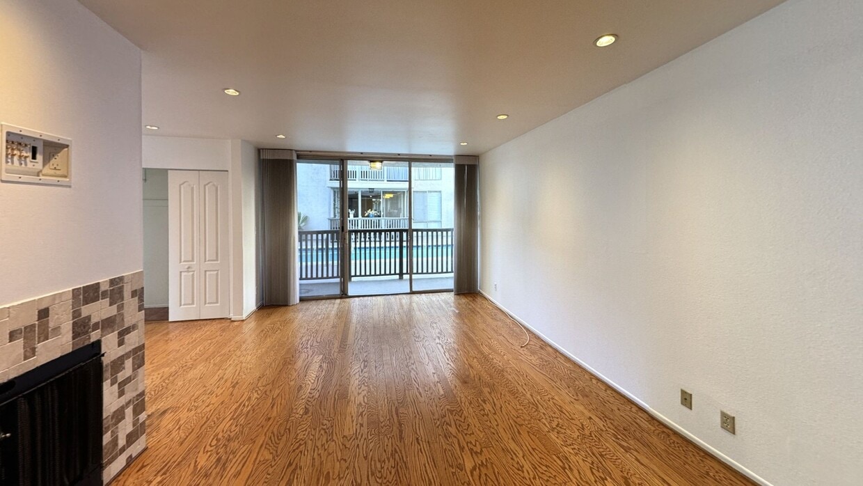 3D Tour - 1134 Alta Loma Rd Unit 115