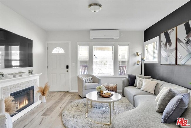 Photo - 1138 W 52nd St