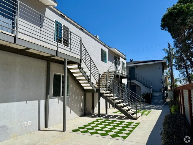 Building Photo - Luxury 2BD Wilson Court! AC! PARKING! Livi... Unit 4525 Wilson Avenue Rental