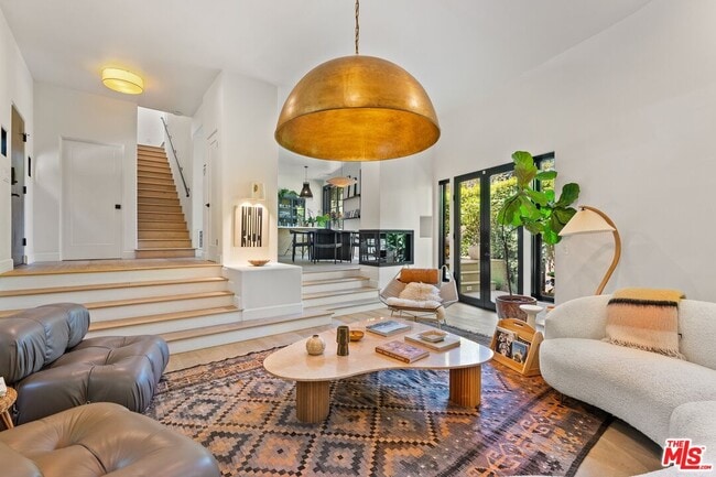 Photo - 2065 Watsonia Terrace