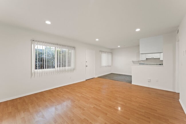 Photo - 5738 Woodman Ave Unit 3