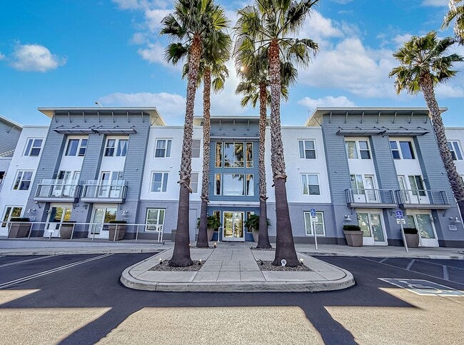 Photo - 1901 Victoria Ave