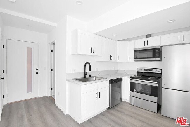 Building Photo - 1610 S Beverly Glen Blvd Unit 10