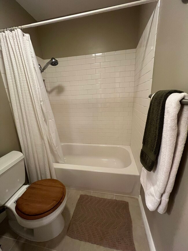 Secondary bathroom with bathtub - 22100 Burbank Blvd Unit 333