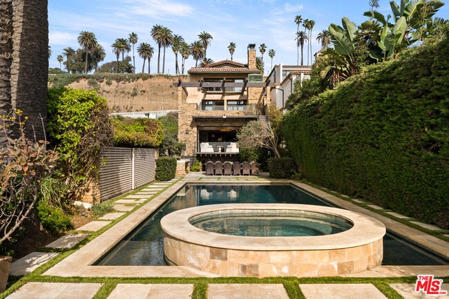 Photo - 964 Palisades Beach Rd